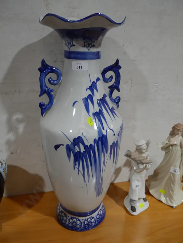 Large blue and white vase Image 1++