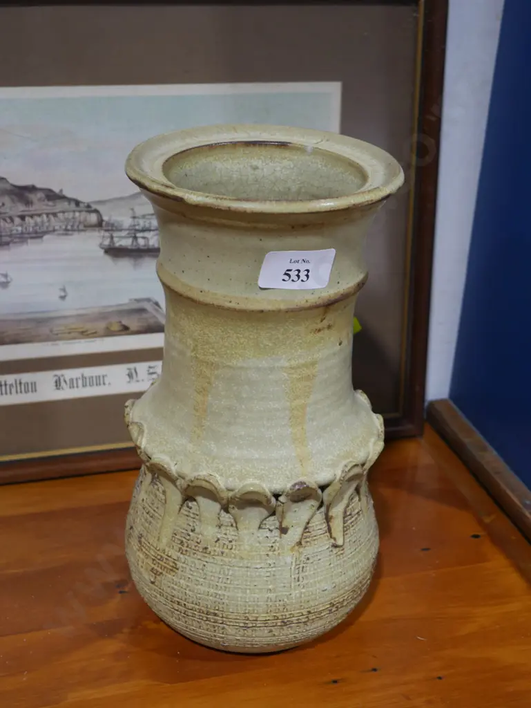 Pottery vase Image 1++