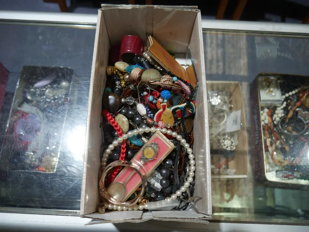 Costume jewellery Image 1++