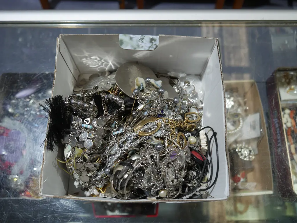 Costume jewellery Image 1++