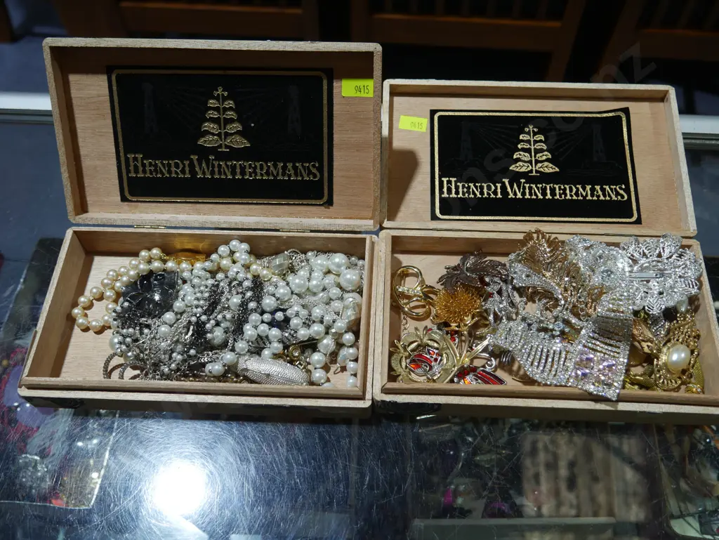 Costume jewellery Image 1++