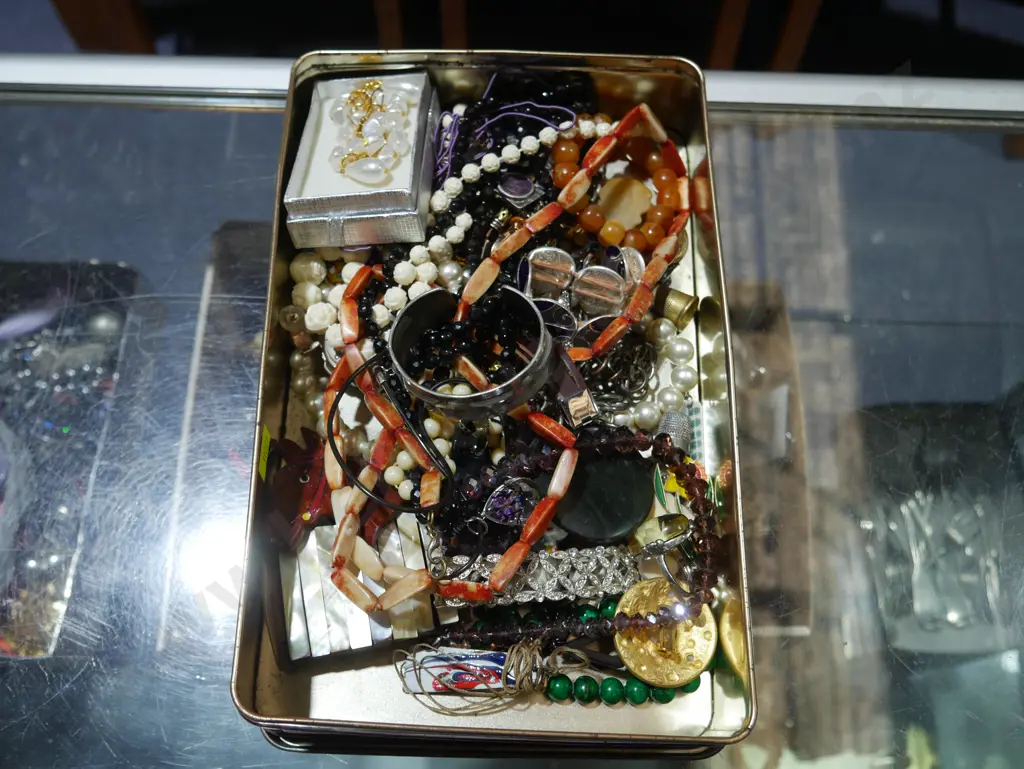 Costume jewellery Image 1++