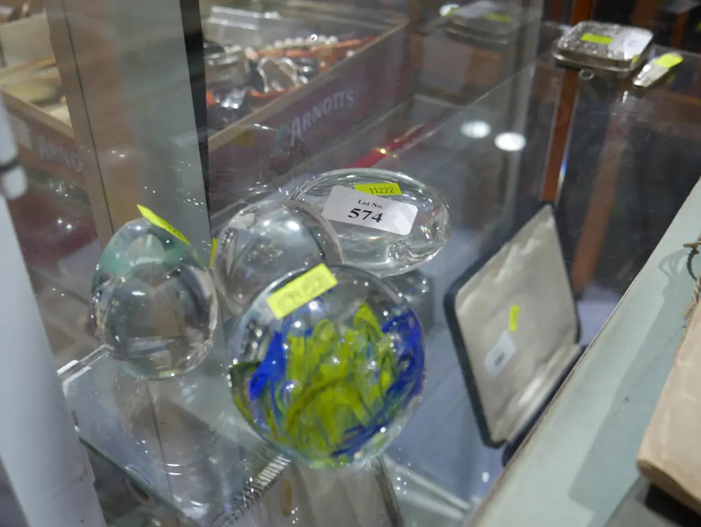 4 paperweights Image 1++