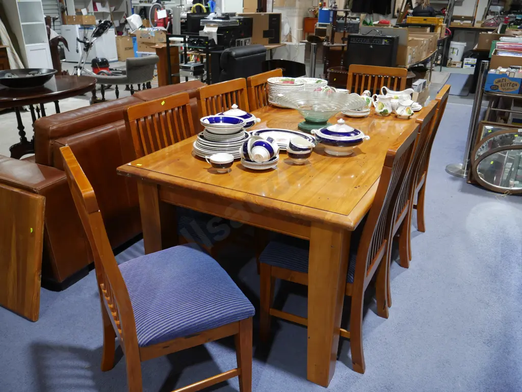 Dining table and 8 chairs Image 1++
