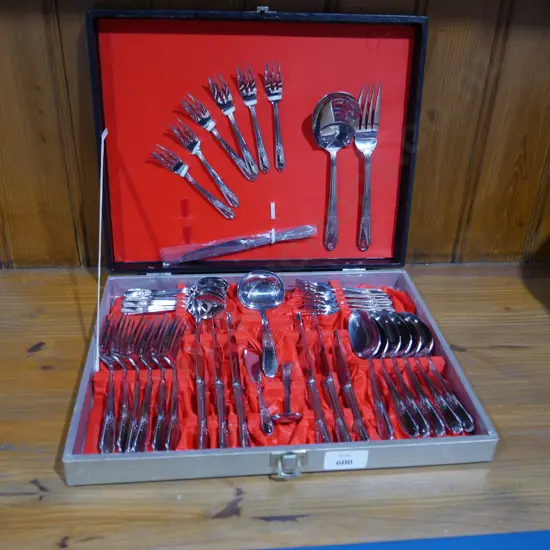 Cased cutlery set