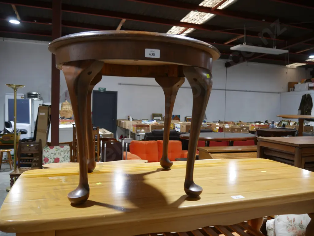 Round occasional table Image 1++