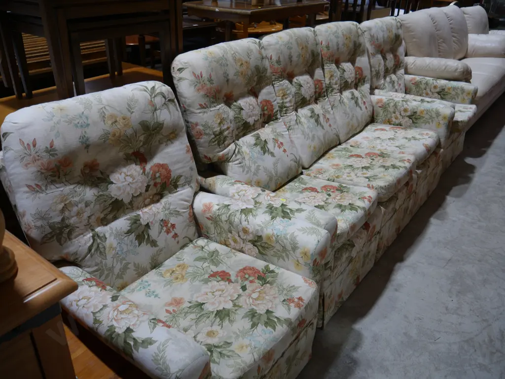 Three-piece lounge suite Image 1++