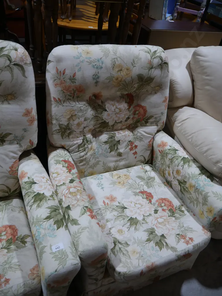 Three-piece lounge suite Image 1++