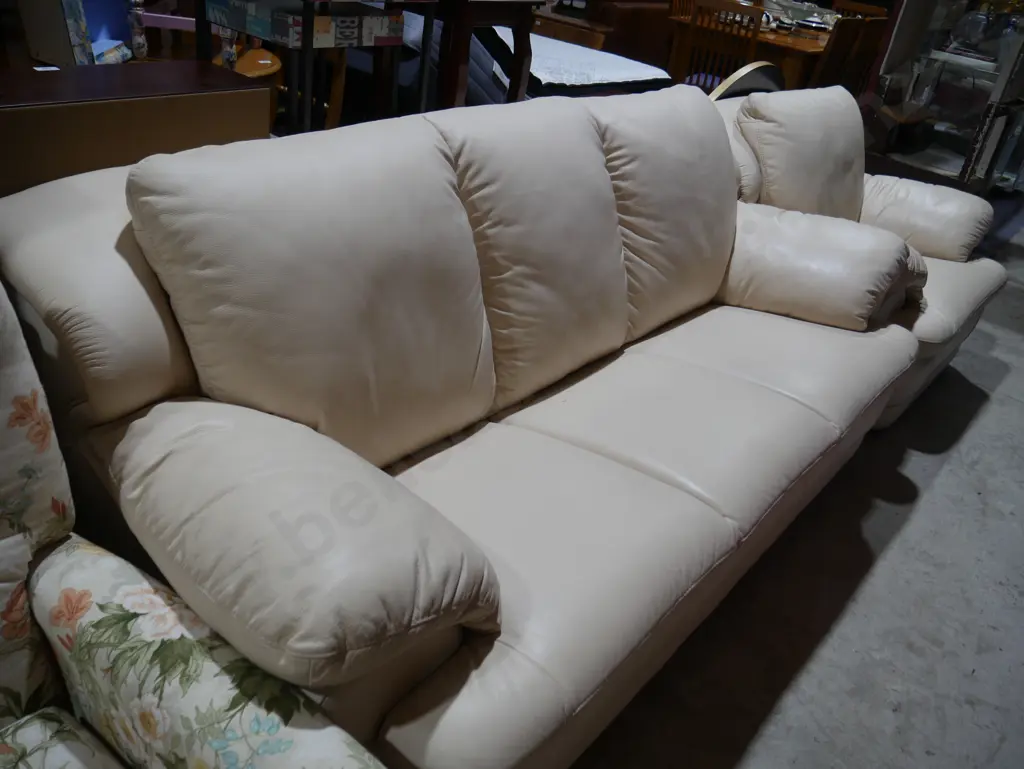 Two-piece leather lounge suite Image 1++