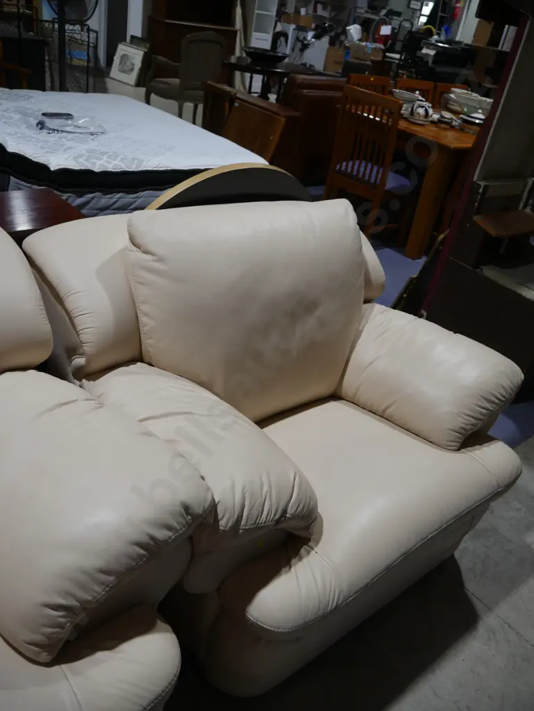 Two-piece leather lounge suite Image 1++