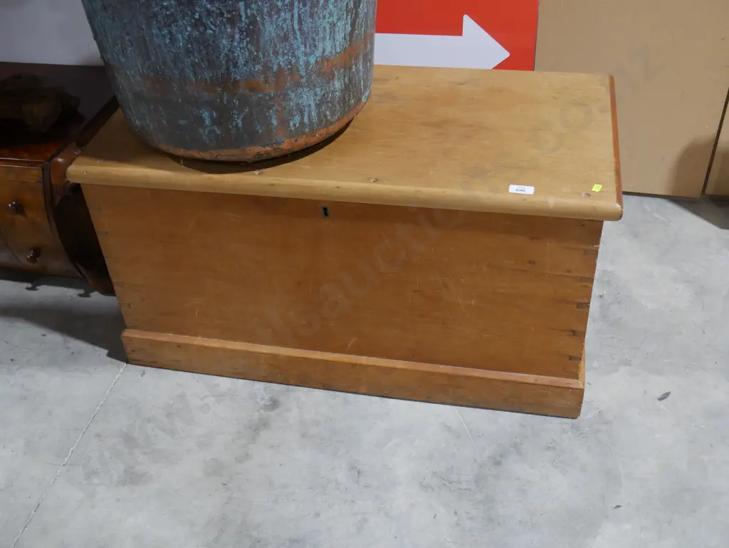Wooden blanket box Image 1++