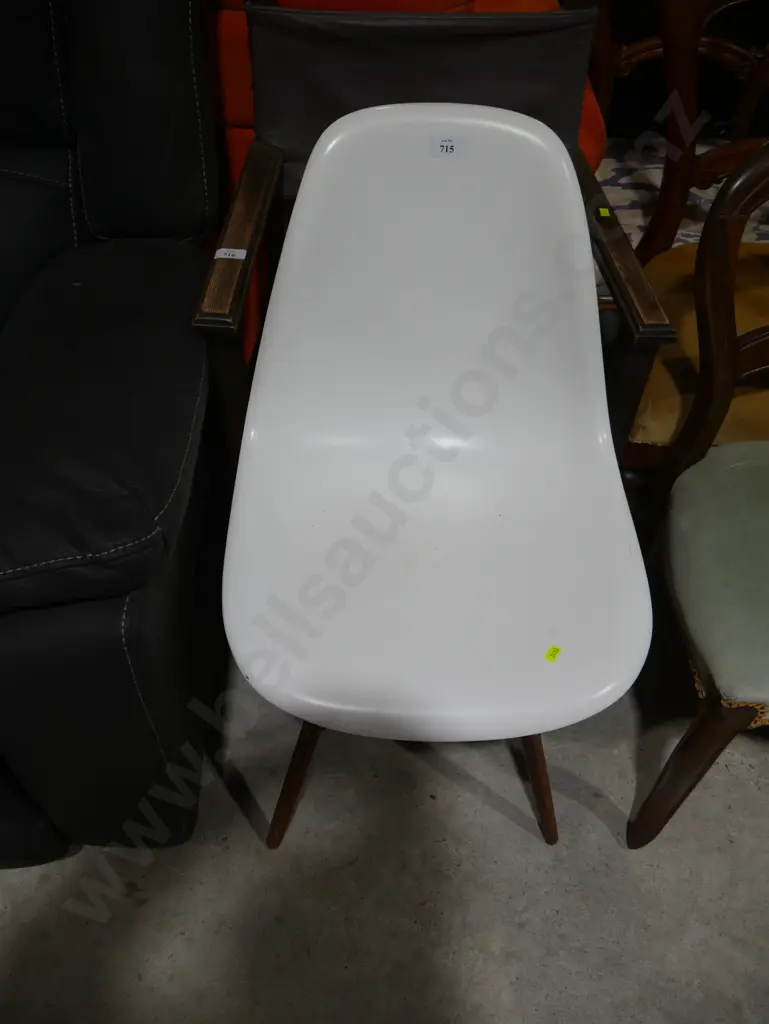 Eames style dining chair Image 1++