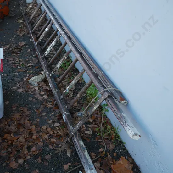 Extending wooden ladder