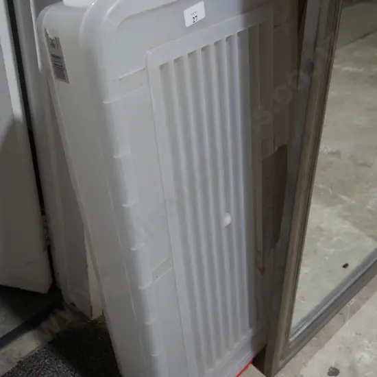 Plastic storage container