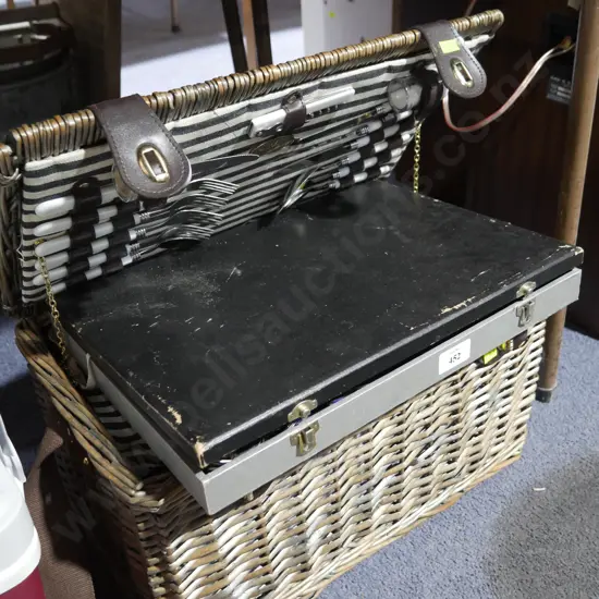 Picnic set and cutlery set