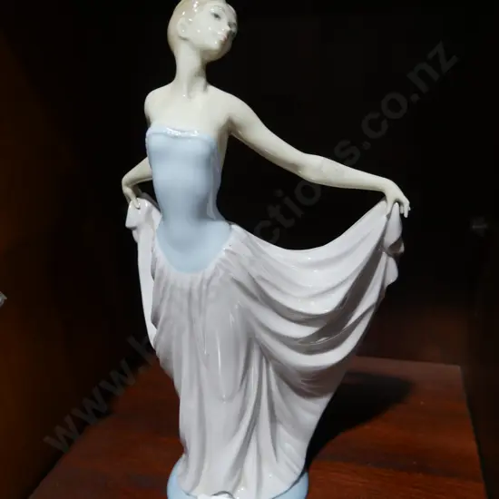 Llardro lady figurine