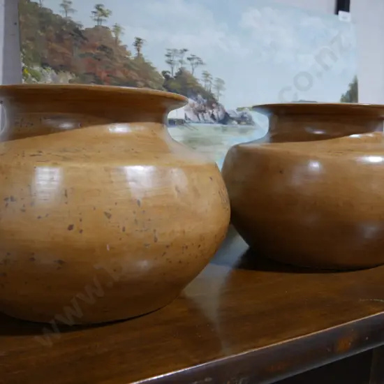 2 pottery vases