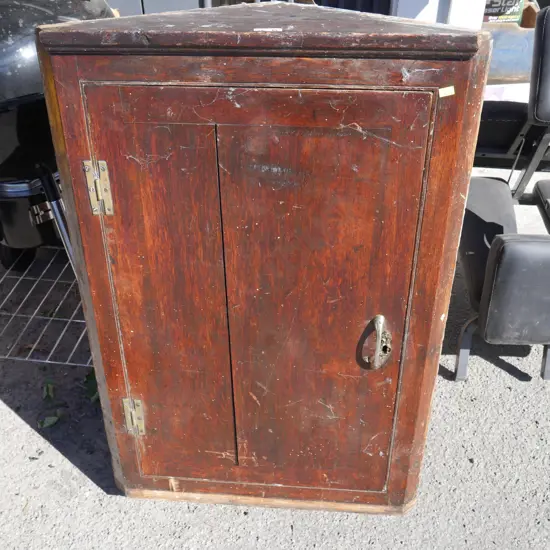 Corner cupboard