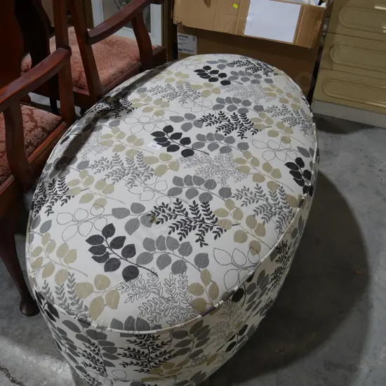 Oval ottoman