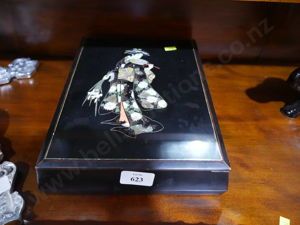 Oriental inlaid box Image 1++