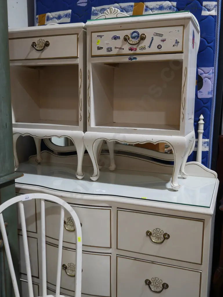 Dresser & 2 bedside tables Image 1++