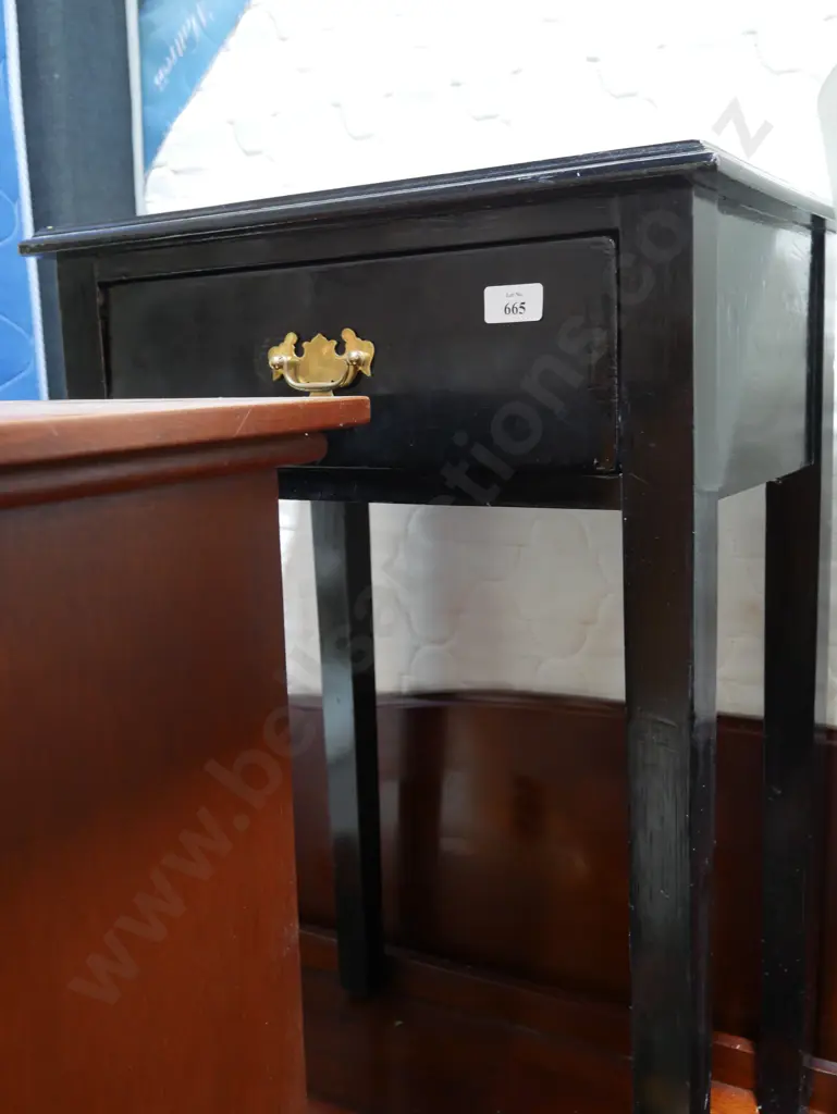 Side table Image 1++