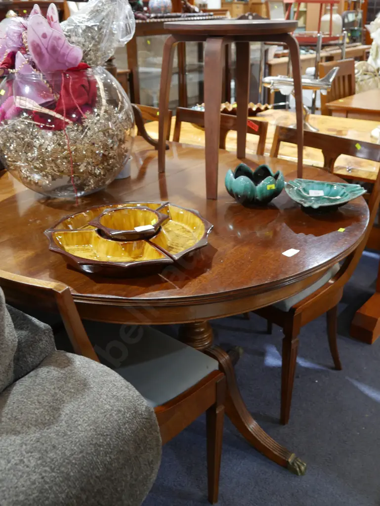 Dining table and 6 chairs Image 1++