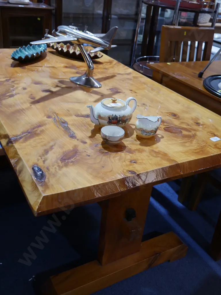 Dining table Image 1++