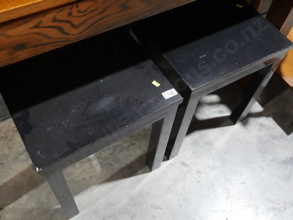 2 black side tables Image 1++