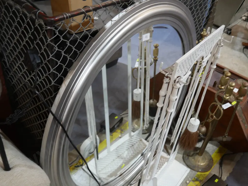 Round silver mirror Image 1++