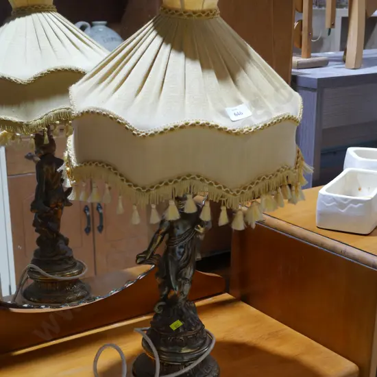 Figurine base table lamp