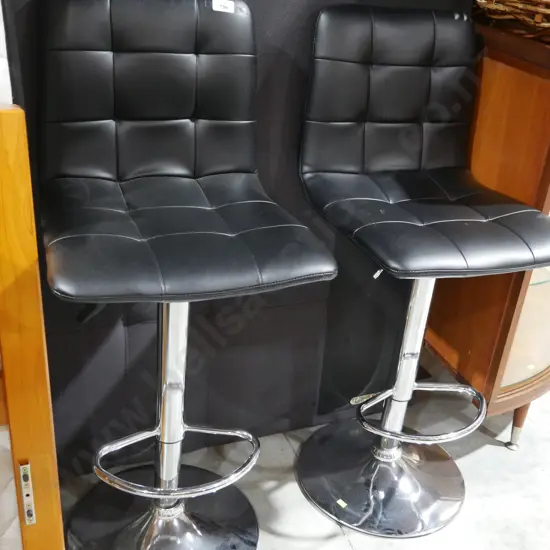 2 bar stools