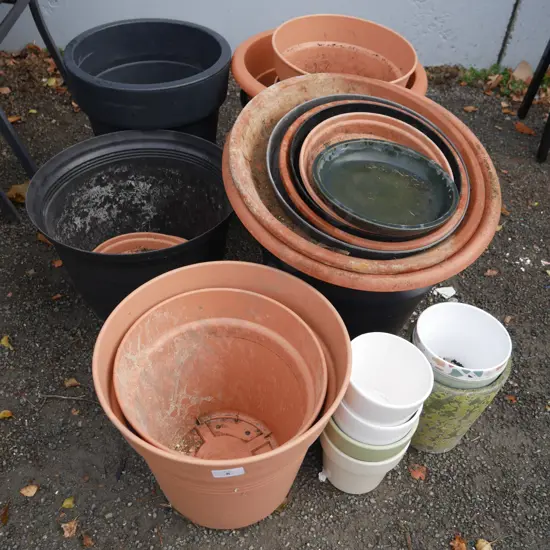 Plastic plant pots