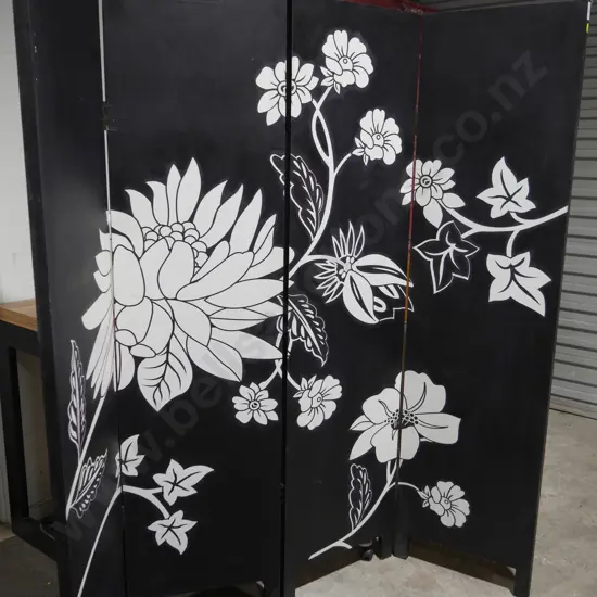 Folding room divider