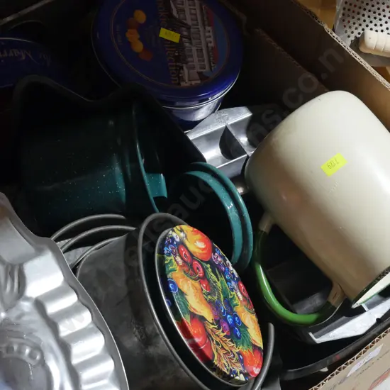 Baking dishes, tins