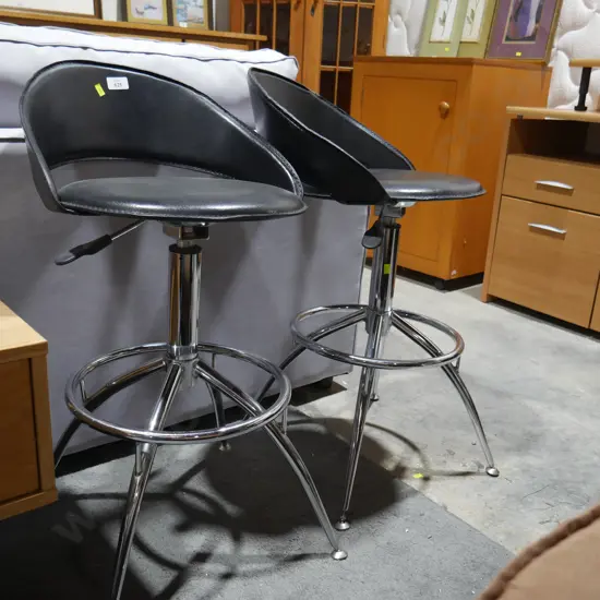 2 bar stools