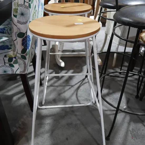 2 bar stools
