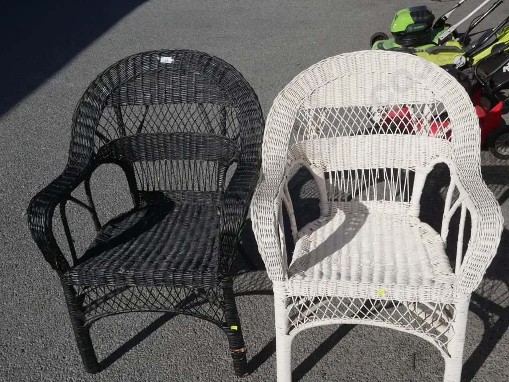 2 outdoor chairs Image 1++