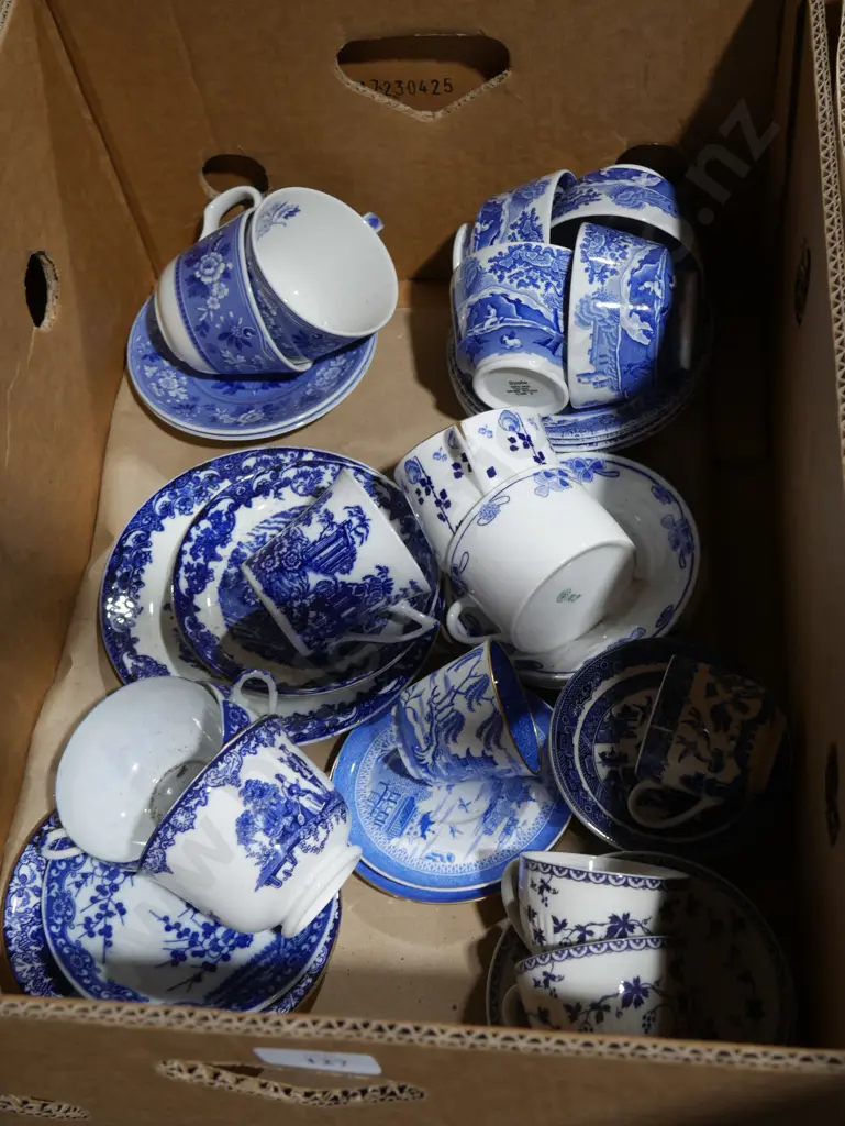 Blue and white cups and sauces Image 1++