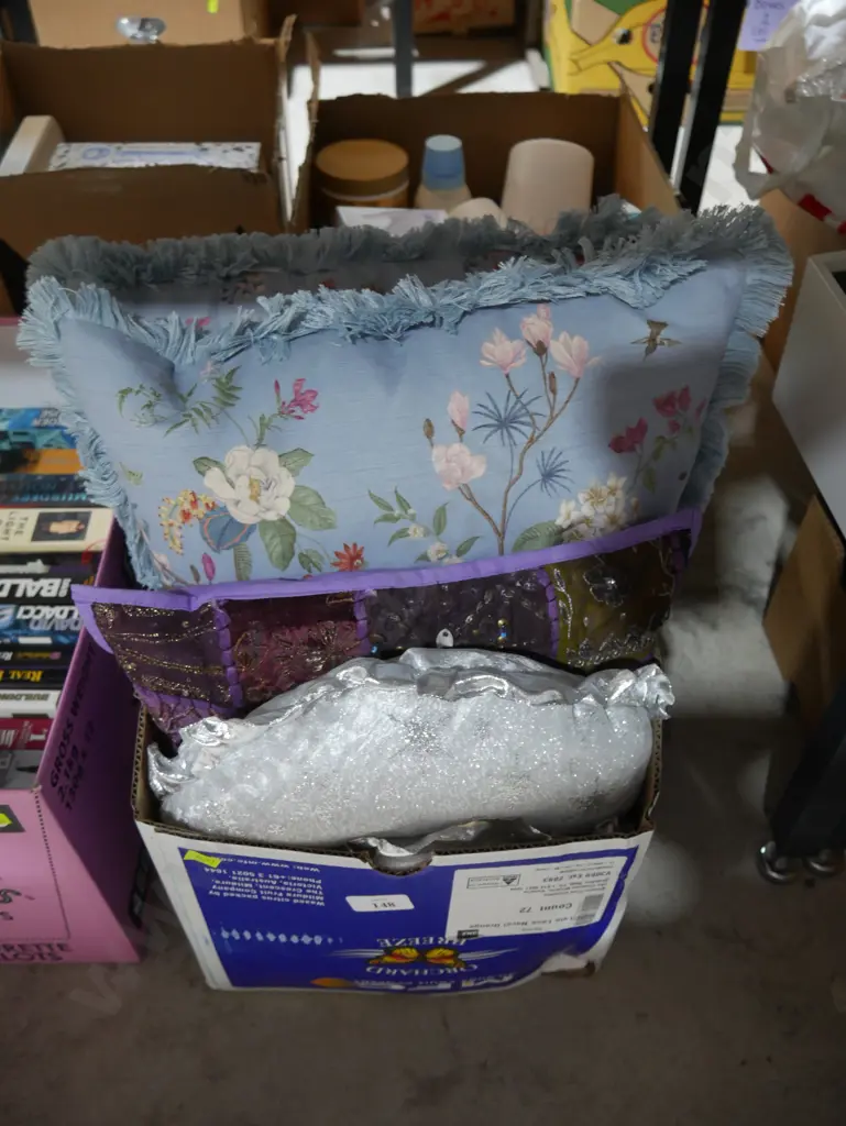 Assorted cushions Image 1++