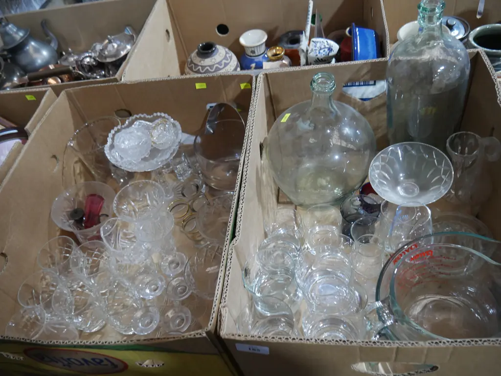 2 boxes glassware Image 1++