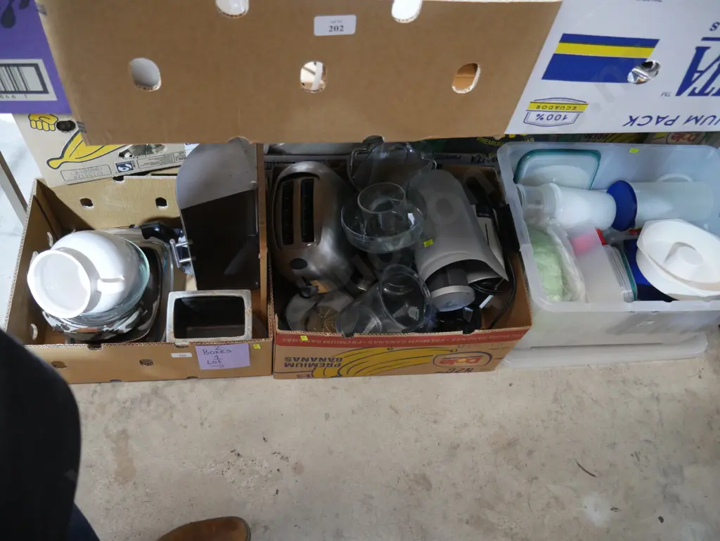 2 boxes kitchenware etc Image 1++