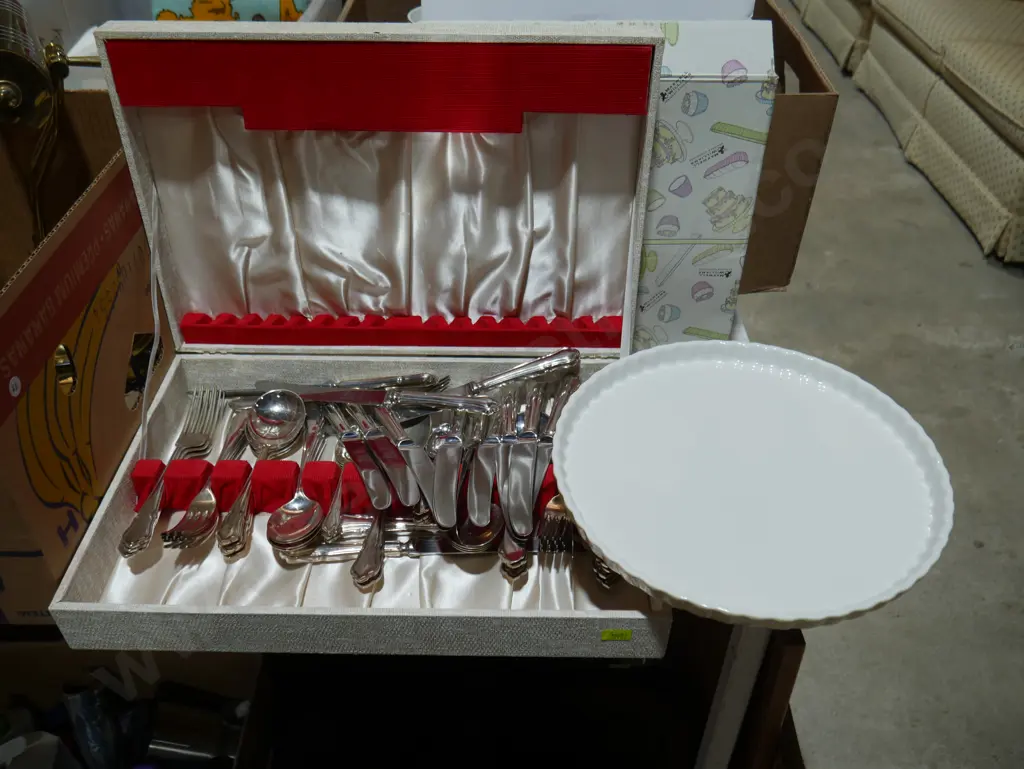 Cake stand, cased cutlery set Image 1++