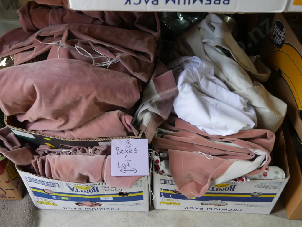 3 boxes curtains Image 1++