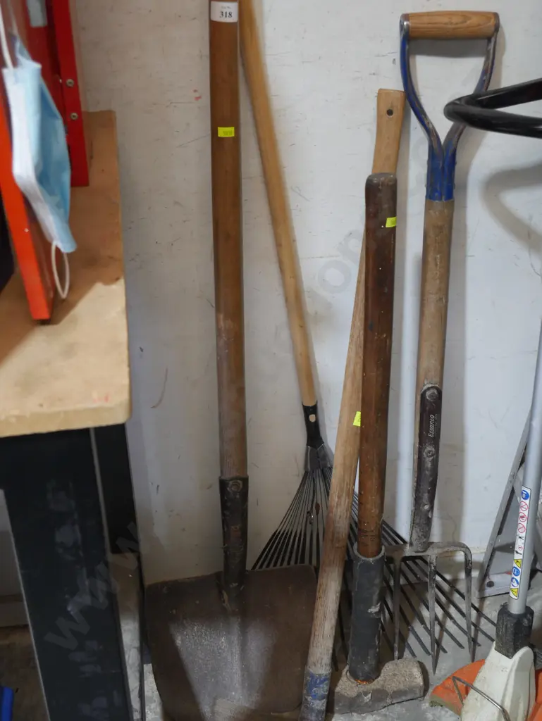 Assorted garden tools Image 1++