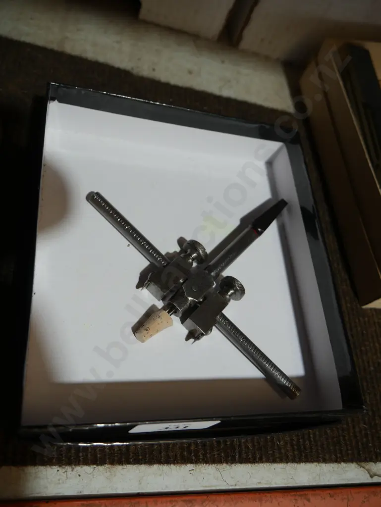 Adjustable hole cutter tool Image 1++