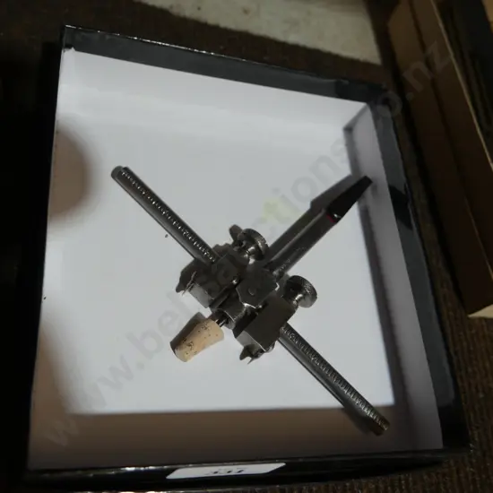 Adjustable hole cutter tool