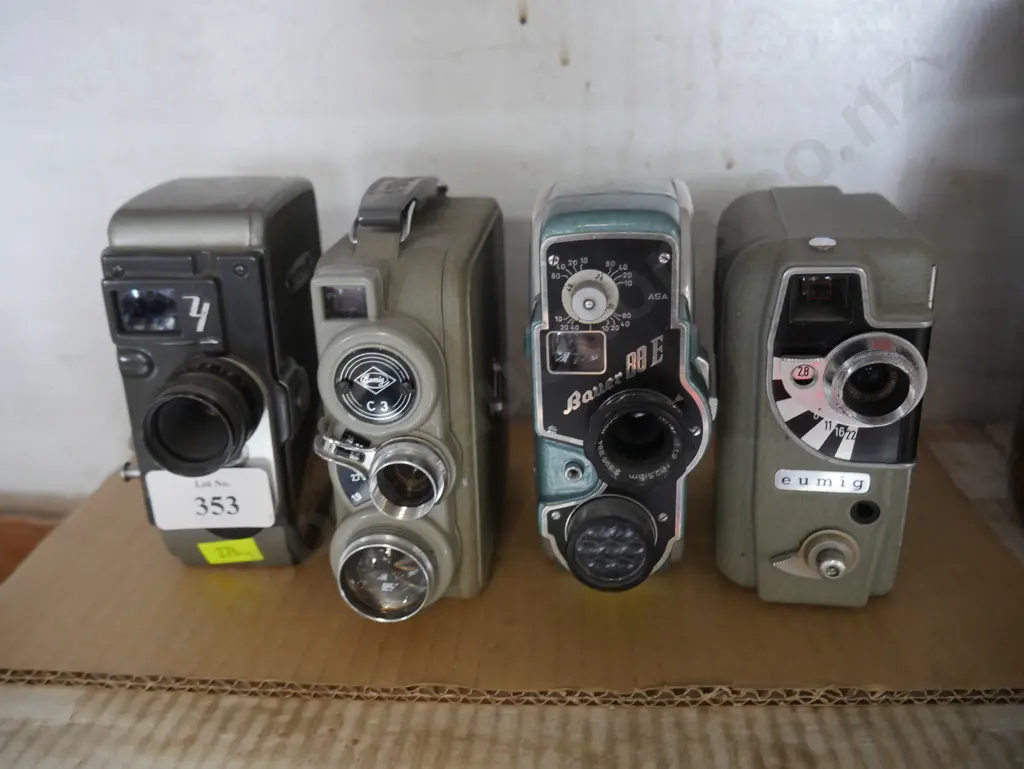 4 old movie cameras Image 1++