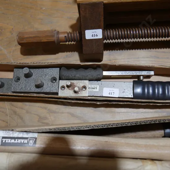 Delta wire forming tool