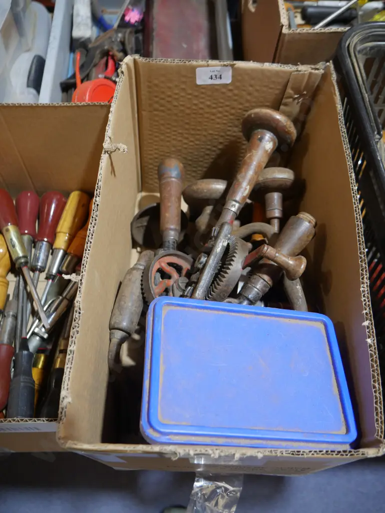 Assorted hand drills Image 1++